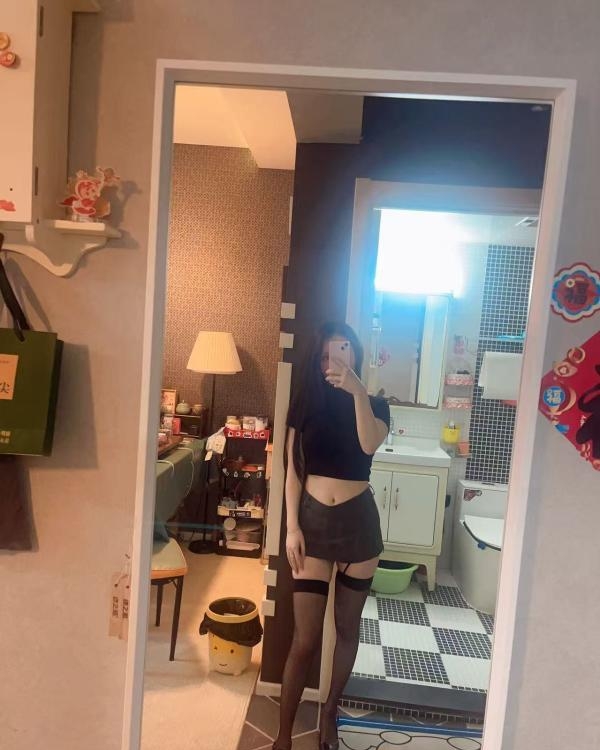 肤白高挑长腿颜值妹子