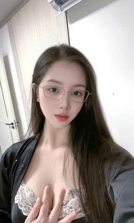 眼镜反差御姐明媚儿