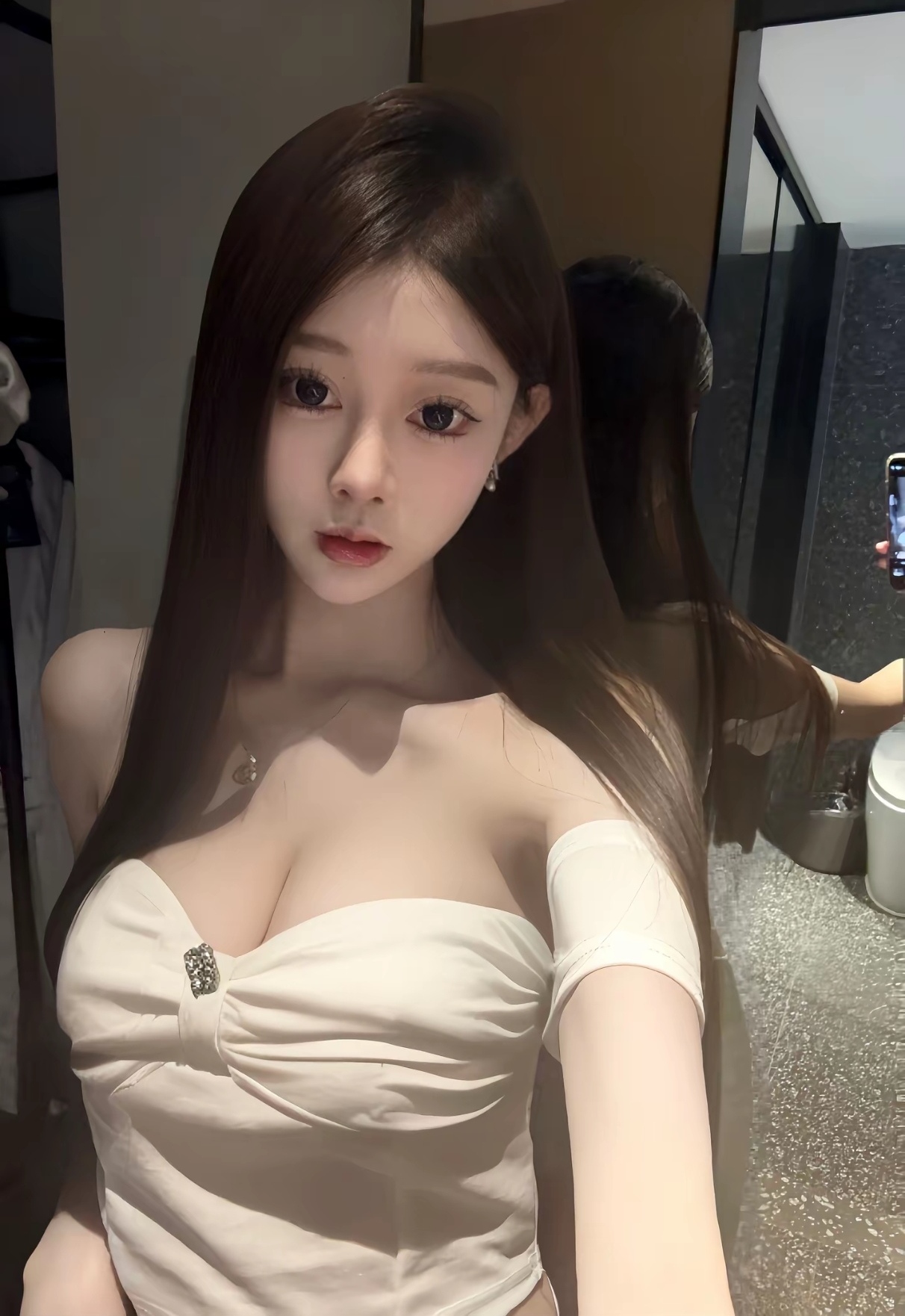 细皮嫩肉大奶妹