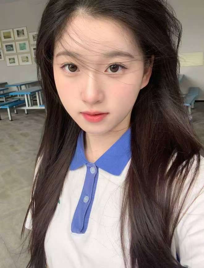 年轻漂亮身材好女大学生